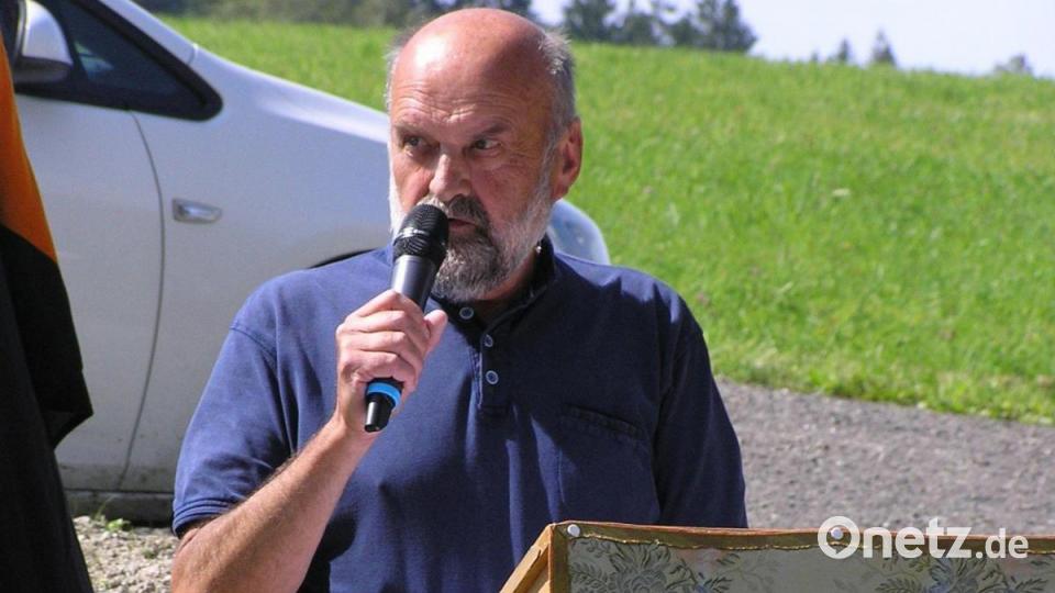 Mit einem humoristischen Gedicht beglückwünschte Rudi Rubenbauer vom Patenverein Ebnath die Kolpingfamilie Riglasreuth zur Segnung ihres Vereinshauses. Bild: öt