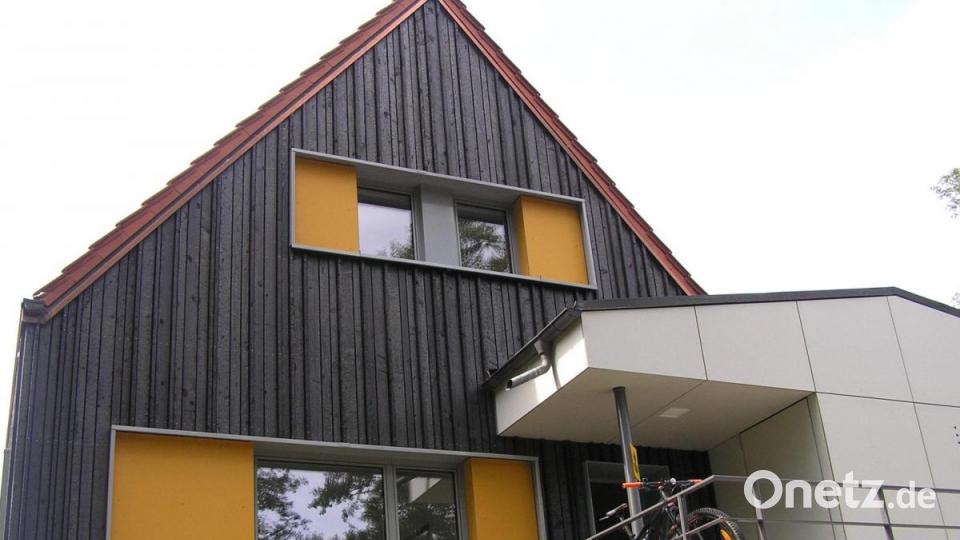 In den Farben der Kolpingfamilie – Orange und Schwarz – präsentiert sich die neu gestaltete Fassade des Kolpinghauses Riglasreuth. Bild: öt