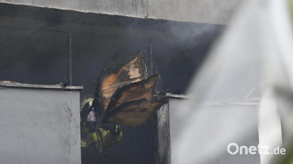 Nachdem das Feuer gelöscht war, mussten die Einsatzkräfte die Wohnungen ausräumen. Bild: Petra Hartl