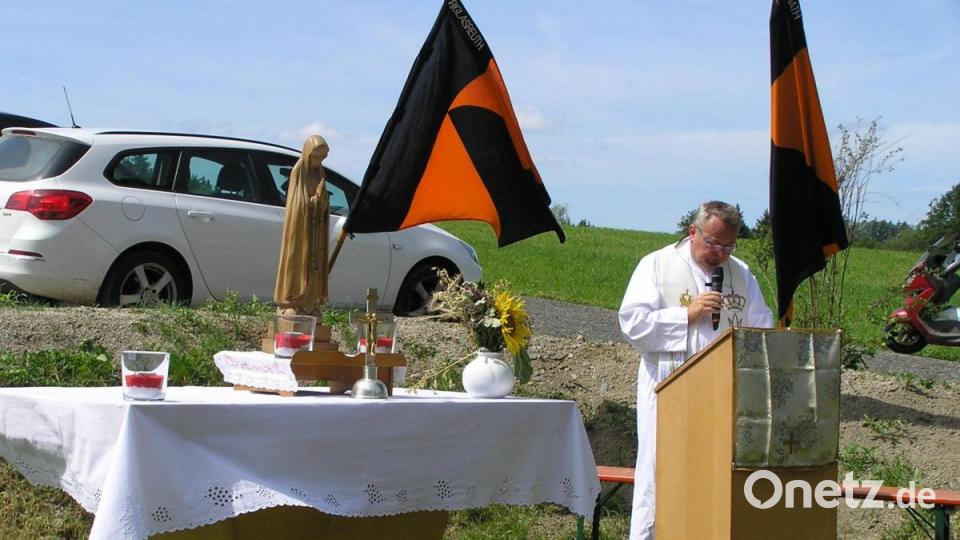Pfarrer Josef Waleszczuk aus Pullenreuth zelebrierte im Zusammenhang mit der Segnung des aufwändig sanierten Kolpinghauses eine Andacht. Bild: öt