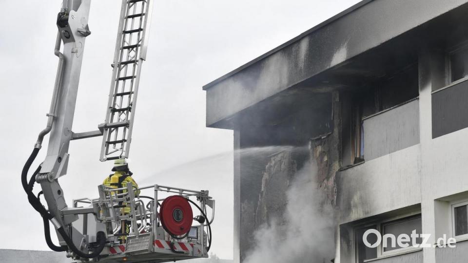 Löschen, damit sich das Feuer nicht noch weiter ausbreitet – aber so, dass in den anderen Wohnungen kein Wasserschaden entsteht. Bild: Petra Hartl