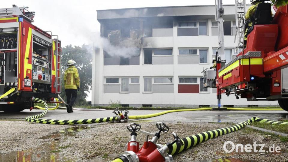 Das Feuer ist gelöscht, aber es qualmt noch ordentlich aus dem Gebäude. Bild: Petra Hartl