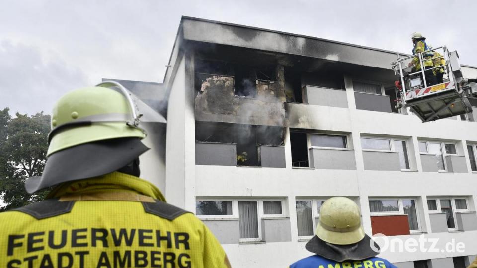 Die Feuerwehr Amberg, unterstützt von der Raigeringer Wehr, behielt das Gebäude auch nach dem Brand noch im Auge. Bild: Petra Hartl