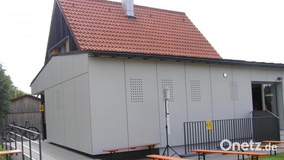 Neu angelegt ist die gepflasterte Rampe, die nun einen stufenlosen Zugang zu dem generalsanierten Gebäude ermöglicht. Bild: öt