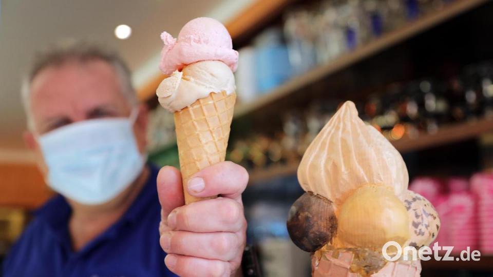 Zwei Kugeln Eis bitte – für Leser der Amberger Zeitung/Oberpfalz-Medien gab es die am Mittwoch bei Campo Eis am Marktplatz gratis gegen einen Gutschein aus Zeitung oder Instagram. Bild: Wolfgang Steinbacher