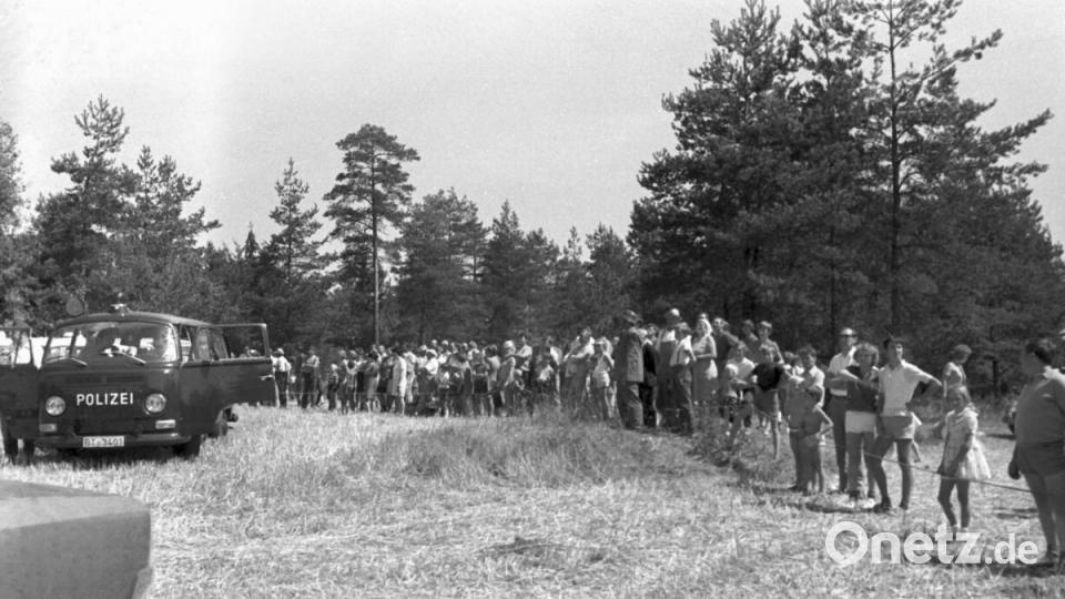 Beim Absturz eines Transporthubschraubers des Typs CH 47 Chinook der US-Armee kamen am 18.08.1971 alle 37 Besatzungsmitglieder ums leben. Der Hubschrauber war auf dem Weg von Ludwigsburg zum Truppenübungsplatz Grafenwöhr, als sich ein Rotorblatt löste und den Hubschrauber zum Absturz brachte. Neugierige beobachten die Rettungskräfte vor Ort. Archivbild: Hilde Pohn