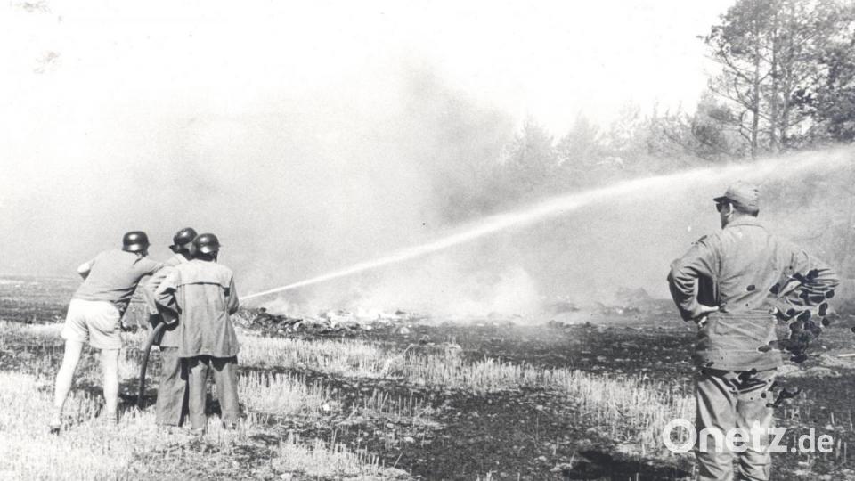 Beim Absturz des Chinook brannte das Wrack aus und steckte Teile des Ackers und angrenzender Wälder in Brand. Die Feuerwehr musste zum Löschen anrücken. Archivbild: Stadtarchiv Pegnitz