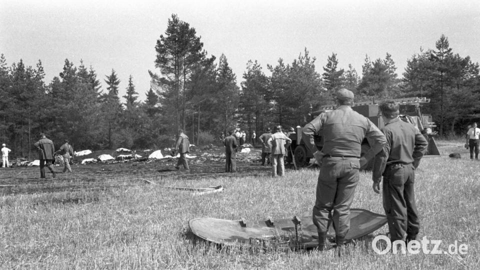 Beim Absturz eines Transporthubschraubers des Typs CH 47 Chinook der US-Armee kamen am 18.08.1971 alle 37 Besatzungsmitglieder ums leben. Der Hubschrauber war auf dem Weg von Ludwigsburg zum Truppenübungsplatz Grafenwöhr, als sich ein Rotorblatt löste und den Hubschrauber zum Absturz brachte. Rettungskräfte sind vor Ort an der Absturzstelle. Archivbild: Hilde Pohn