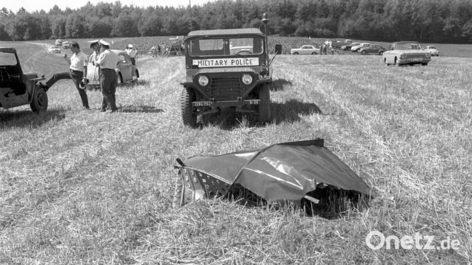 Beim Absturz eines Transporthubschraubers des Typs CH 47 Chinook der US-Armee kamen am 18.08.1971 alle 37 Besatzungsmitglieder ums leben. Der Hubschrauber war auf dem Weg von Ludwigsburg zum Truppenübungsplatz Grafenwöhr, als sich ein Rotorblatt löste und den Hubschrauber zum Absturz brachte. Rettungskräfte sind vor Ort an der Absturzstelle. Archivbild: Hilde Pohn