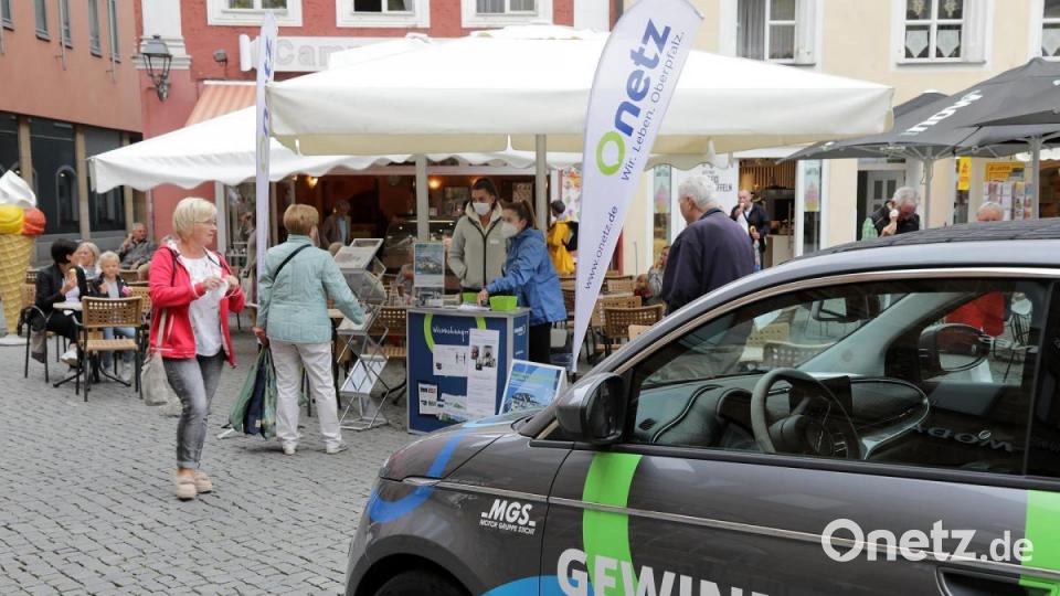 Den flotten Flitzer, ein Fiat 500 E Cabrio, gibt es bei der Eis-Tournee von Oberpfalz-Medien zu gewinnen. Am Amberger Marktplatz konnte man ihn schon mal bewundern. Bild: Wolfgang Steinbacher