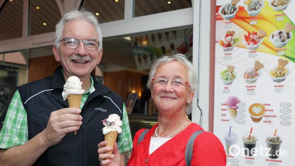 Eis geht immer, auch wenn der Sommer mal Pause macht: Anne und Klaus Kichmann ließen sich gerne einladen. Bild: Wolfgang Steinbacher