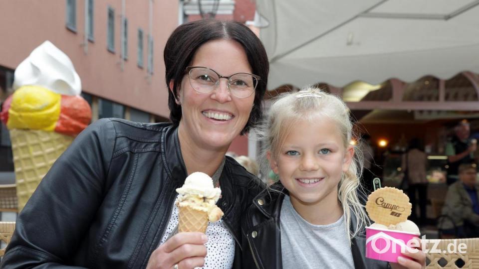 Stephanie Wiesgickl und Tochter Hannah ließen sich auch ein Eis schmecken, bevor es ans Schulsachen-Kaufen ging. Bild: Wolfgang Steinbacher