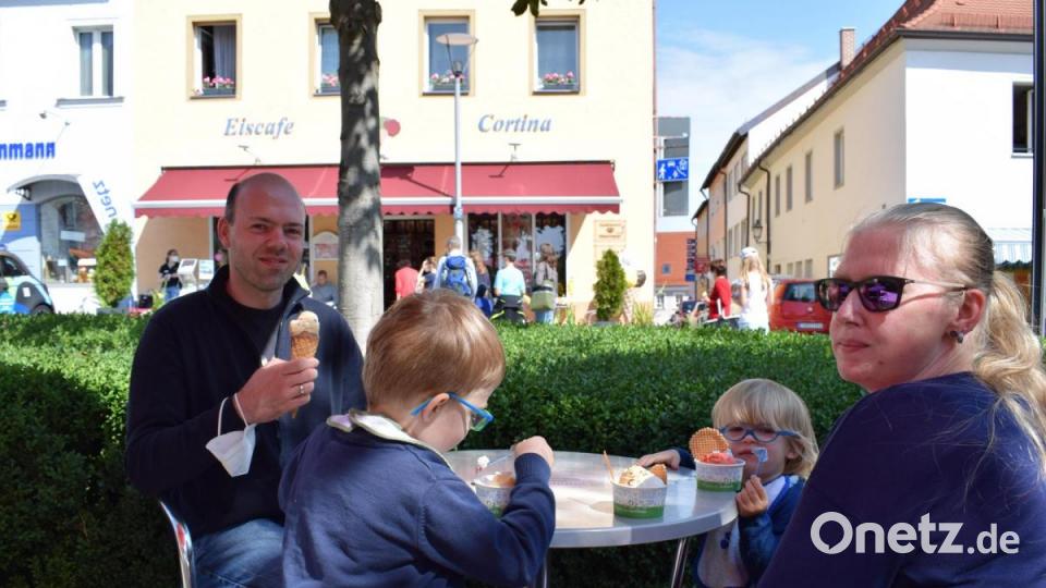 Diese Familie war eine von den ersten, die sich ihr gratis Eis von Oberpfalz-Medien abholten. Bild: szl