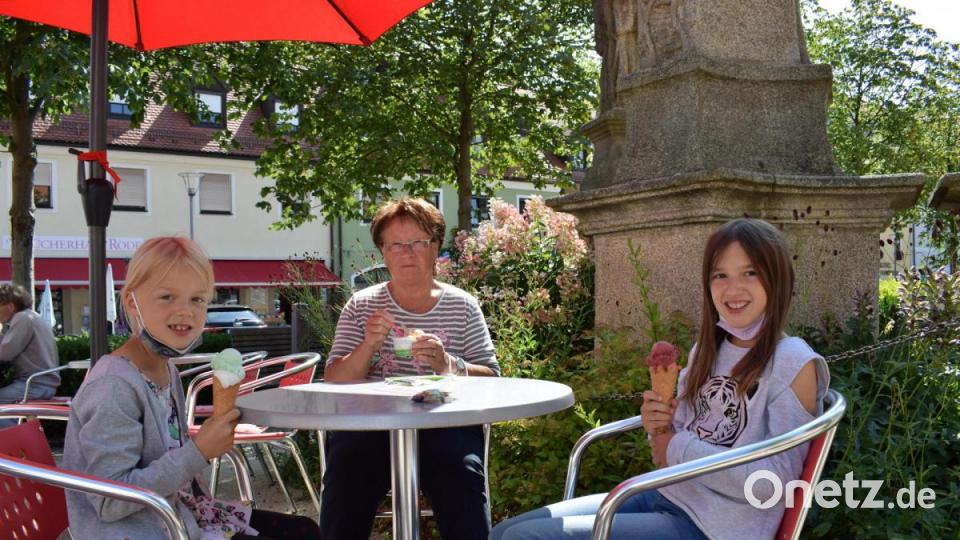 Jeweils zwei große Kugeln Eis ließen sich auch eine Oma mit ihren beiden Enkelinnen schmecken. Bild: szl