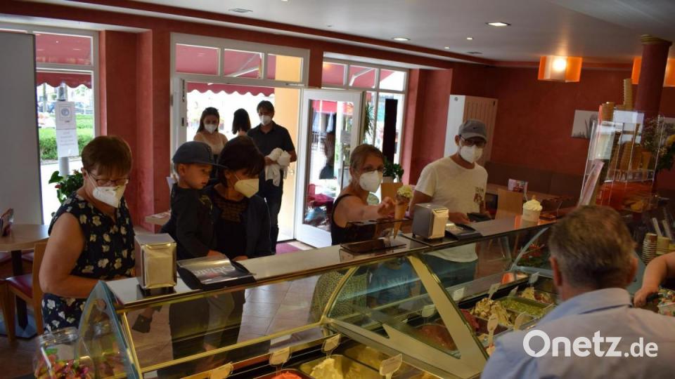 Innerhalb von zwei Stunden gingen bei der Eis-Tournee von Oberpfalz-Medien in Tirschenreuth rund 600 Kugeln über den Tresen. Bild: szl