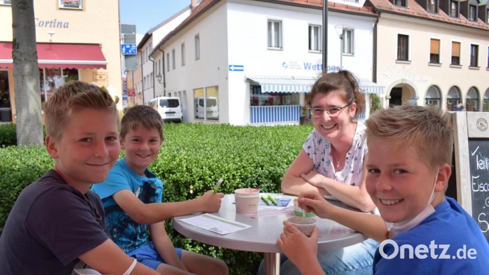 Schnell war der obere Marktplatz mit Eisliebhabern bevölkert. Bild: szl