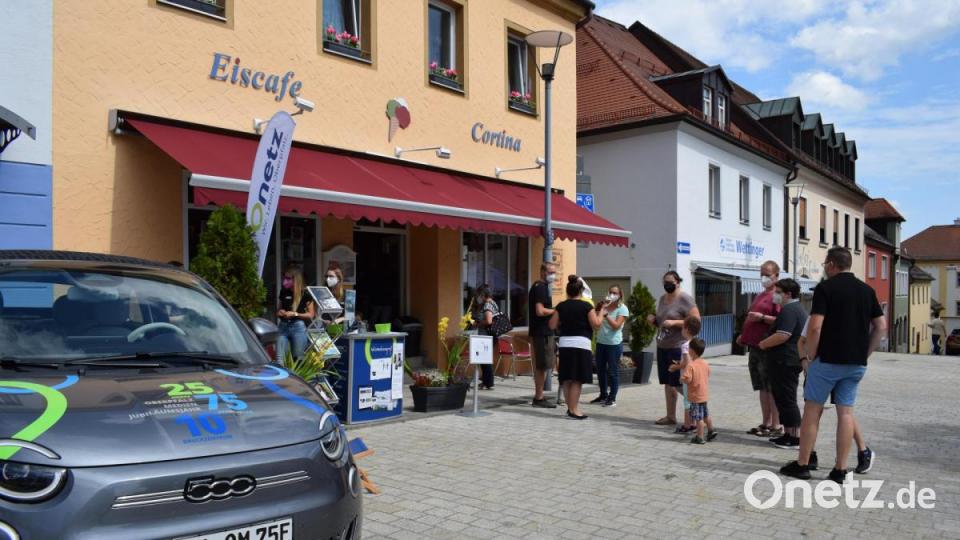 Gut angenommen wurde die Eis-Tournee von Oberpfalz-Medien beim Stopp in Tirschenreuth. Bild: szl