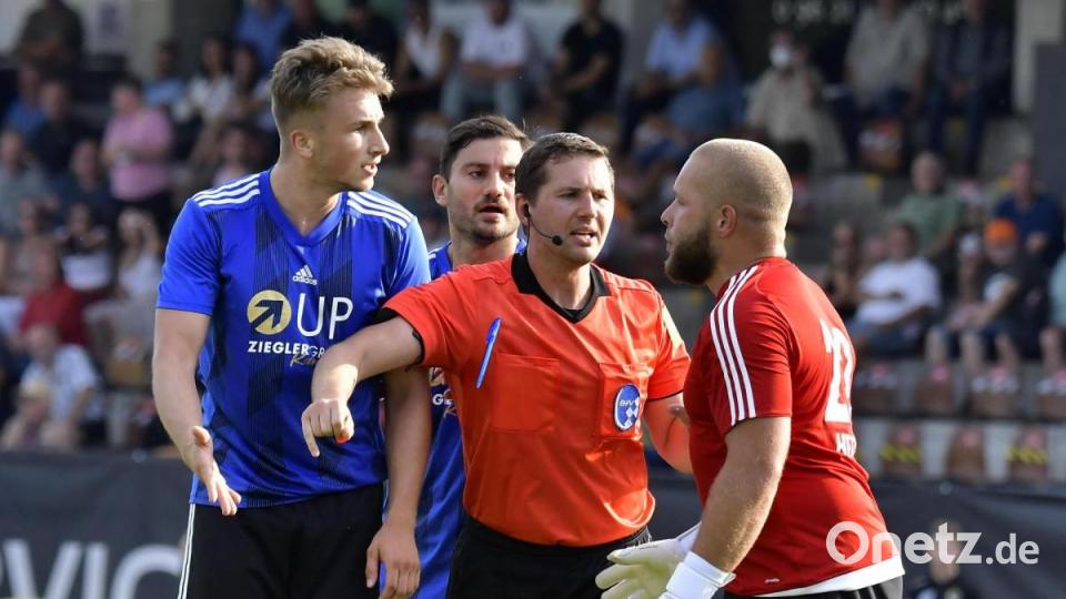 Diskussionsbedarf mit Schiedsrichter Michael Freund hat nach dem Schlusspfiff der Amberger Torhüter Michael Heisig (rechts) zusammen mit dem Weidener Nico Argauer (links). Bild: Ziegler
