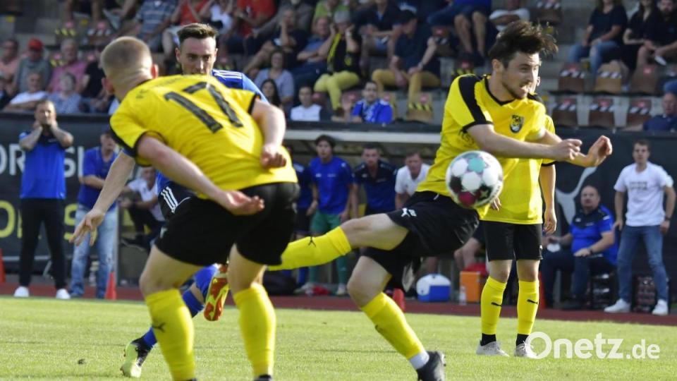 Der Amberger Kapitän Benjamin Burger (rechts) kann zusammen mit Linksverteidiger Lennard Müller (links) den Treffer des Weidener Siegtorschützen Michael Busch (links hinten) nicht mehr verhindern. Bild: Ziegler
