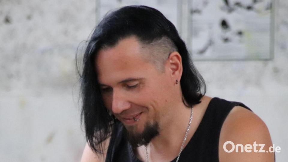 Musiker Daniel Gumo Reiss schlüpfte bei der szenischen Lesung von Vitz' neuem Roman in die Rolle der Hauptfigur Sepp. Bild: Thomas Dobler