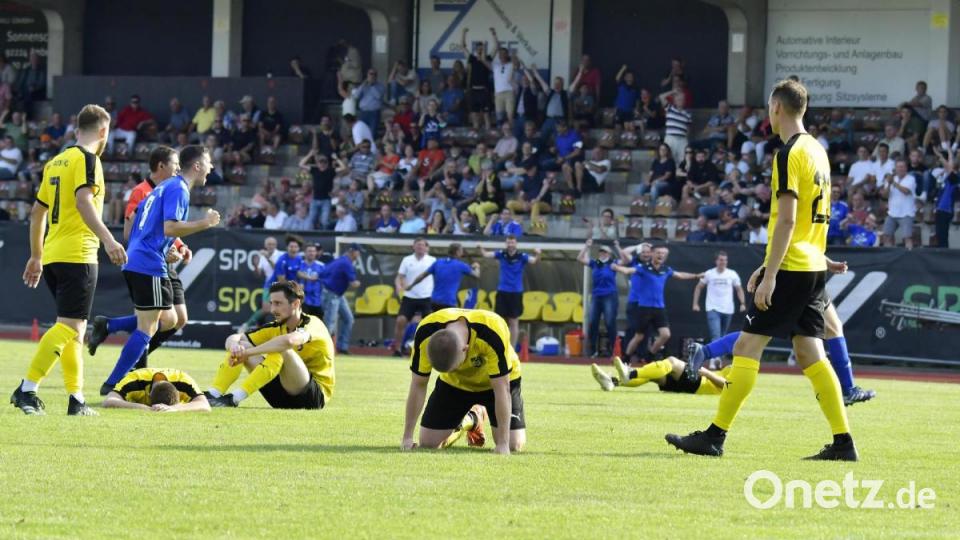 Frust bei den Spielern des FC Amberg nach der 1:2-Niederlage gegen die SpVgg SV Weiden, deren Führungstorschütze Stefan Graf (links) gefeierte wird. Bild: Hubert Ziegler