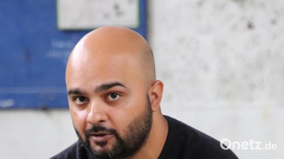 Auch Autor Qamar Mahmood hatte sein neues Buch dabei. Es heißt "Narbenblind". Bild: Thomas Dobler