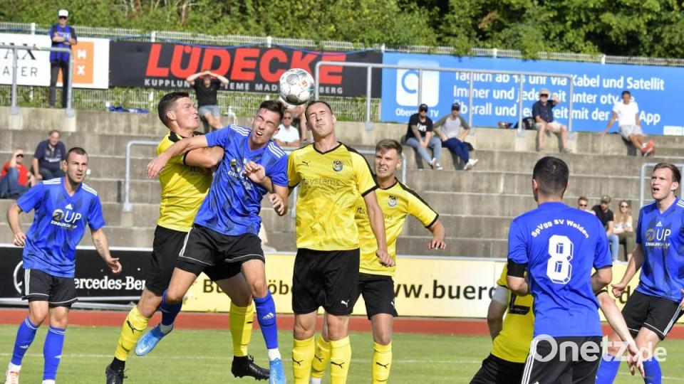 Ein Kopfballduell zwischen dem linken Amberger Innenverteidiger Tobias Götz (rechts) und dem Weidener Fabian Helleder (Mitte). Bild: Hubert Ziegler