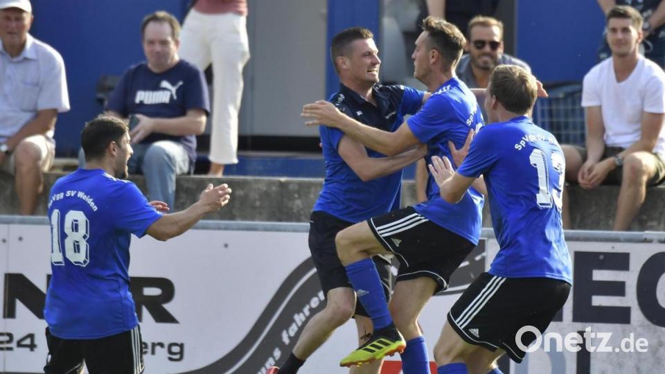 Jubel nach dem Siegtreffer: Michael Busch (Zweiter von rechts) traf im Derby beim FC Amberg in der Nachspielzeit zum 2:1 für die SpVgg SV Weiden. Bild: Ziegler