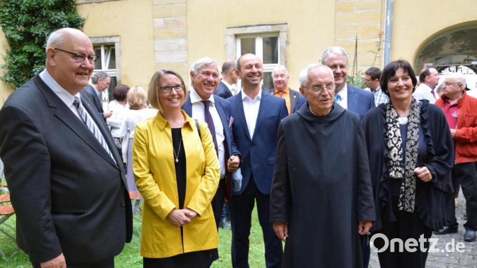 Smalltalk zu 900 Jahre Kloster Ensdorf im Klostergarten. Von links Pater Direktor Ulrich Schrapp, Andrea Hierl, MdB Alois Karl, Bürgermeister Hans Ram, Abtprimas Notker Wolf, Landrat Richard Reisinger und Lydia Andrea Hartl. Bild: bö
