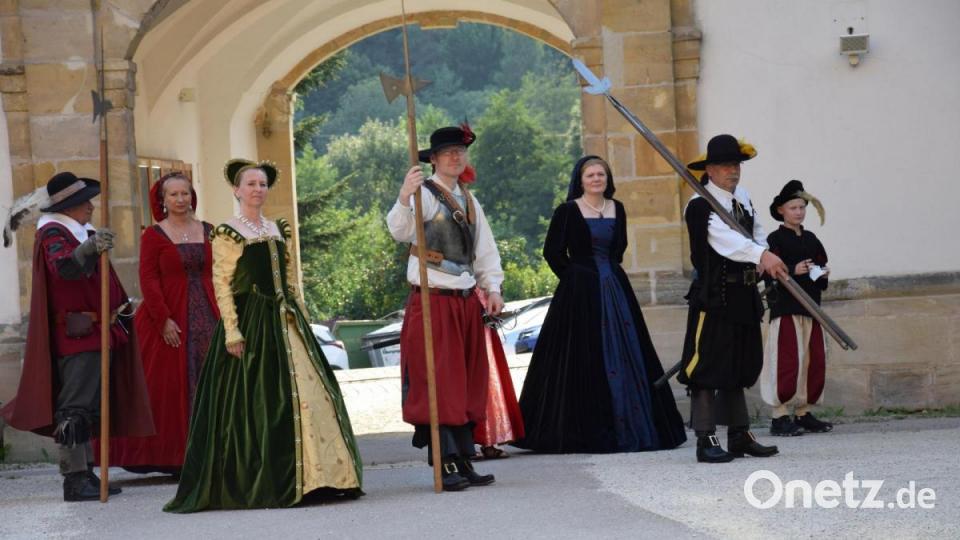 Die Amberger Stadtwache begleitete die Zuhörer zum Wittelsbacher Saal zum Festvortrag. Bild: bö