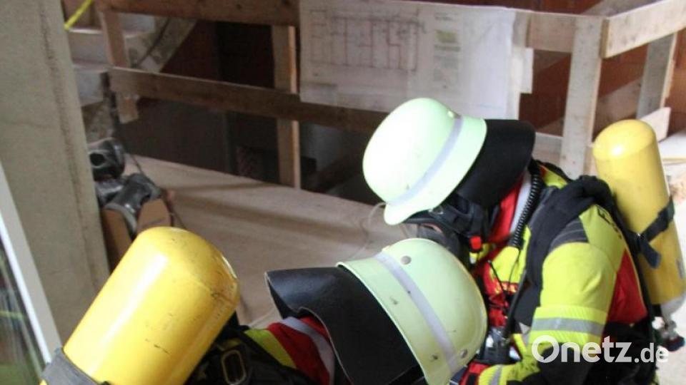 Der Verteiler markiert die Rauchgrenze bei einem Brand. Von hier aus gehen Atemschutzgeräteträger zum Löschangriff vor. Bild: fks