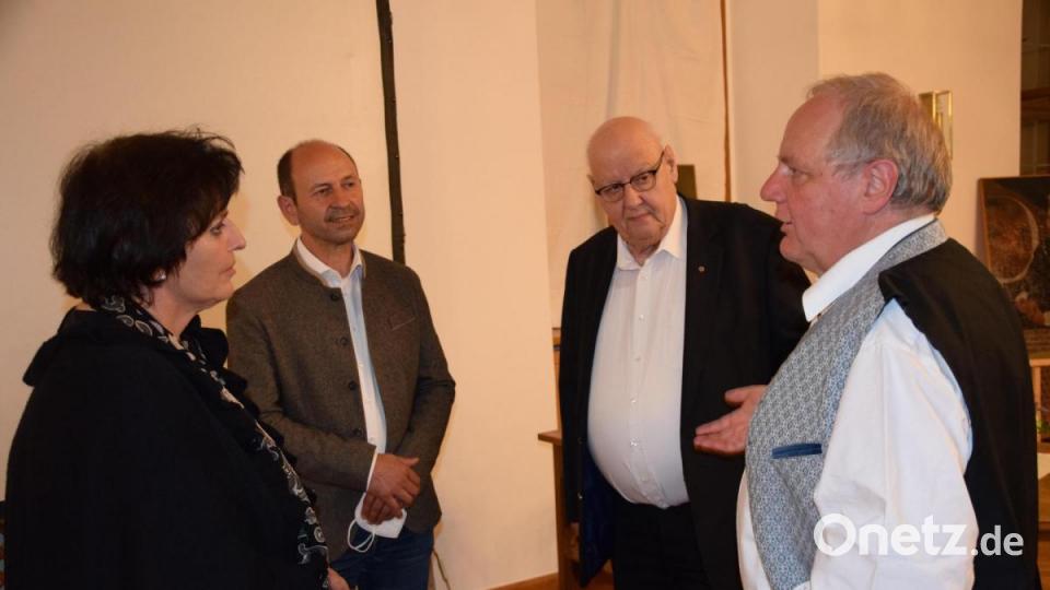 Die Geschichte des Klosters Ensdorf hatte Lydia Andrea Hartl (links), die einen Teil ihrer Kindheit nahe bei Ensdorf verbrachte, aufbereitet. Weiter von links: Bürgermeister Hans Ram, Klosterdirektor Pater Ulrich Schrapp und sein Amtsvorgänger Pater Christian Liebenstein. Bild: bö