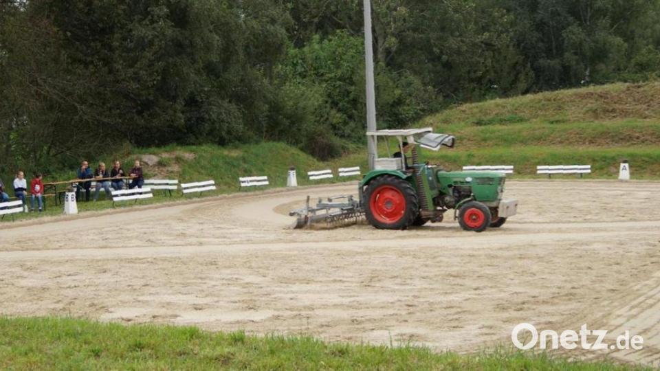 Auch das Abziehen des Sandes am Dressur-Platz gehörte zu den Aufgaben des Vereins-Teams. Bild: wel