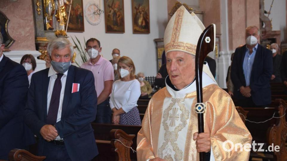 Hauptzelebrant war Abtprimus Notker Wolf aus St. Ottilien. Mit zwölf weiteren Patres feierte er am Sonntag den Gottesdienst. Bild: bö