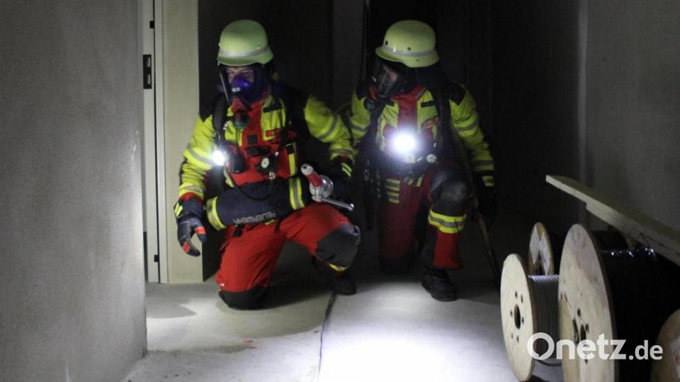 Mit schwerem Atemschutz drang ein Angriffstrupp in die Kellerräume ein, um eine vermisste Person zu finden. Bild: fks