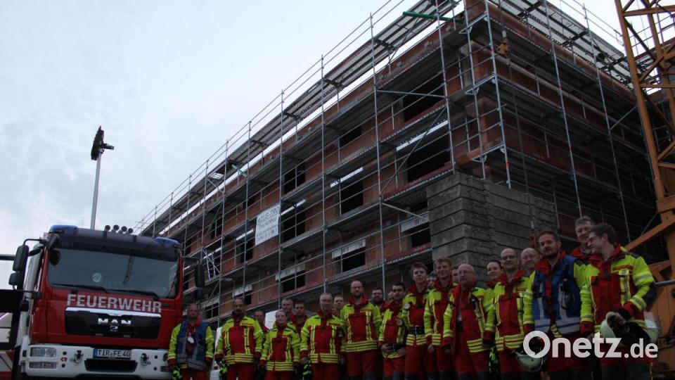 Zahlreich nahmen die aktiven Feuerwehrleute aus Erbendorf an dieser Erkundungsübung teil und machten sich mit den Dimensionen des Neubaus vertraut. Bild: fks