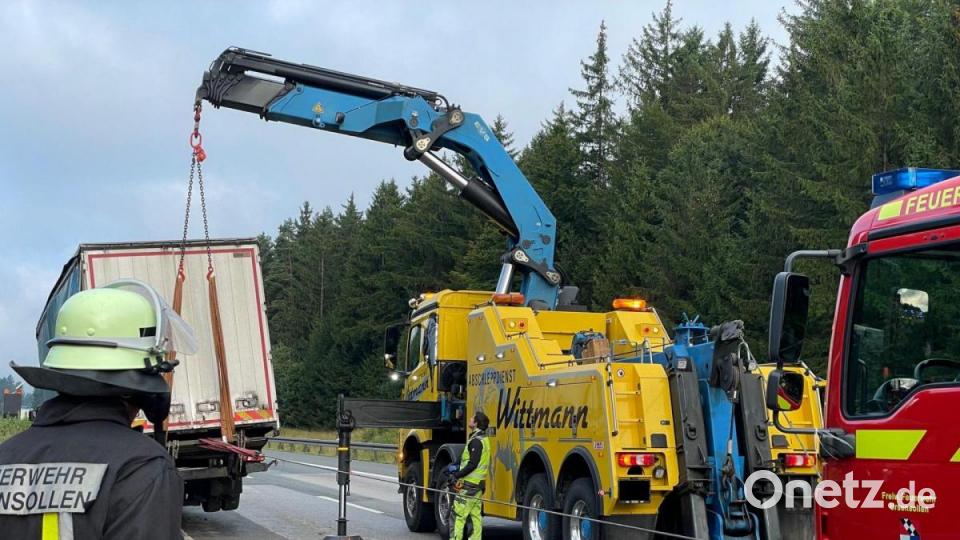Die Bergung des geladenen Gefahrengutes und des Lkw dauerte mehrere Stunden. Bild: fas