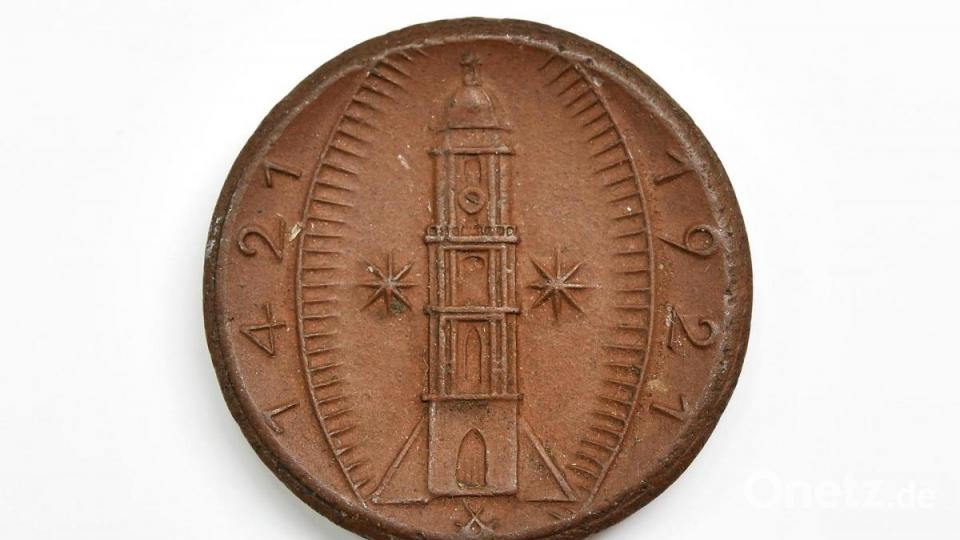 Die andere Seite der Porzellanmünze präsentiert den Martinsturm. Die filigrane Darstellung stellte die Porzellanmanufaktur vor Herausforderungen. Bild: Petra Hartl