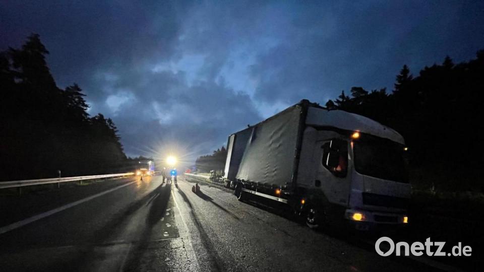 Ein Lkw war in die Mittelleitplanke gekracht. Bild: fas