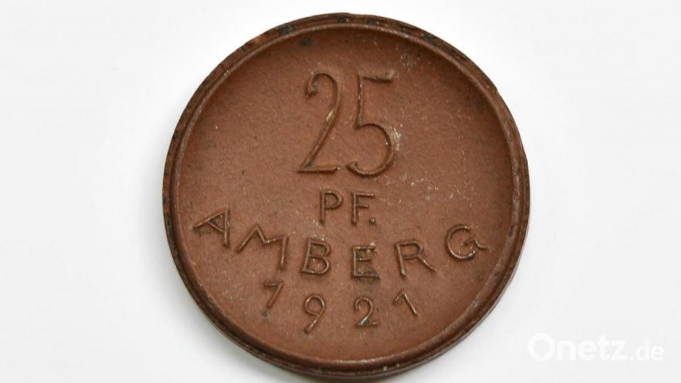 So sah das Amberger Porzellangeld aus. Die eine Seite der Münze zeigt den Wert, 25 Pfennige&quot;, die Jahreszahl 1921 und den Namen Amberg. Bild: Petra Hartl