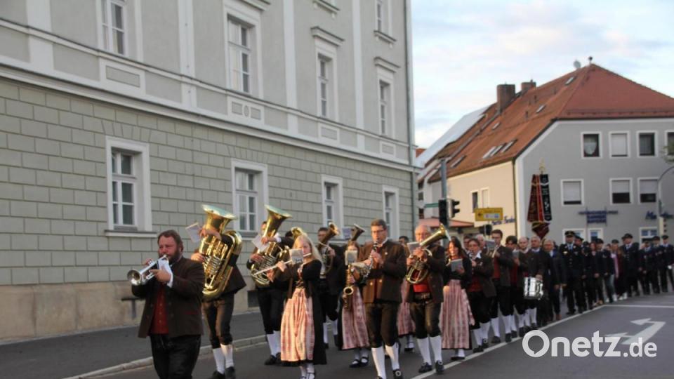 Nach der Segnung ging&#039;s gemeinsam zum Feuerwehrhaus. Bild: frd