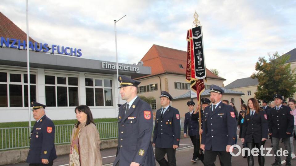Nach der Segnung ging&#039;s gemeinsam zum Feuerwehrhaus. Bild: frd