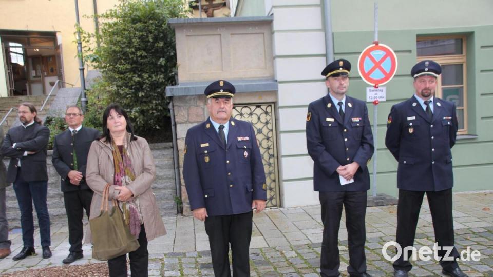 Lobende Wort für alle, die an der Beschaffung dieser beiden Einsatzfahrzeuge beteiligt waren (von links) äußerten Zweiter Bürgermeister Egbert Völkl, stellvertretende Landrätin Birgit Höcherl, Kreisbrandinspektor Richard Fleck, Kreisbrandrat Christian Demleitner und Kreisbrandinspektor Peter Killermann. Bild: frd