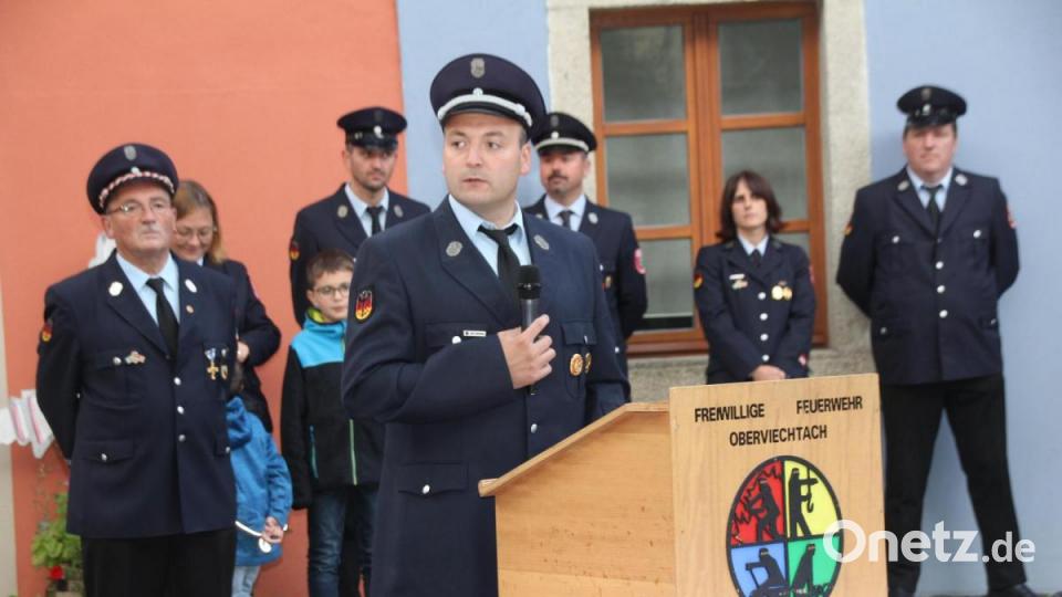 Der Kommandant der Stützpunktwehr, Ferdinand Roßmann, zeigte den langen Weg von den Planungen, der Beschaffung, bis hin zur Segnung dieser beiden Fahrzeuge auf. Links daneben Vorsitzender Hans Roßmann. Bild: frd