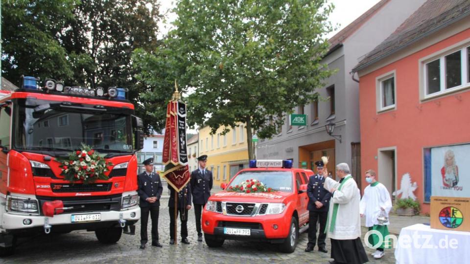 Stadtpfarrer Alfons Kaufmann stellte die beiden neuen Fahrzeuge und alle, die damit arbeiten, unter den Segen Gottes. Bild: frd