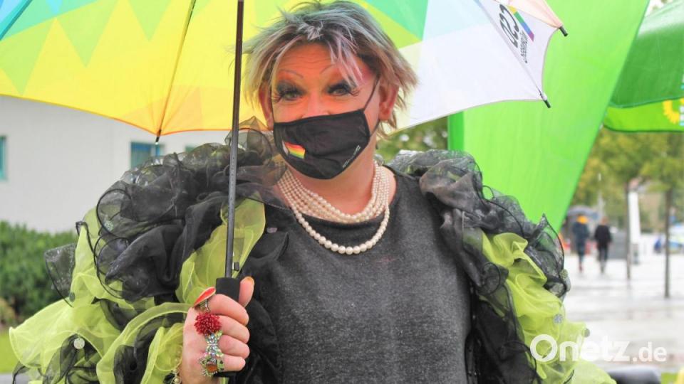 Der Christopher Street Day lockte am Samstagnachmittag die Regenbogen-Community auf die Bleichwiesen beim Kongresszentrum. Bild: Dagmar Williamson