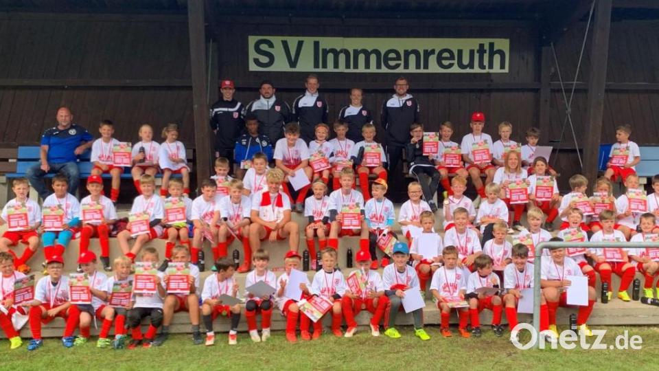 Über 60 Kinder nahmen bei strahlendem Sonnenschein aus Immenreuth und den Nachbarvereinen am dreitägigen Fußballcamp des Sportvereins teil, das dieser zusammen mit dem SSV Jahn Regensburg durchführte. Vorsitzender Jürgen Lautner (links) musste das Versprechen abgeben, das Fußballcamp zu wiederholen. Bild: mez