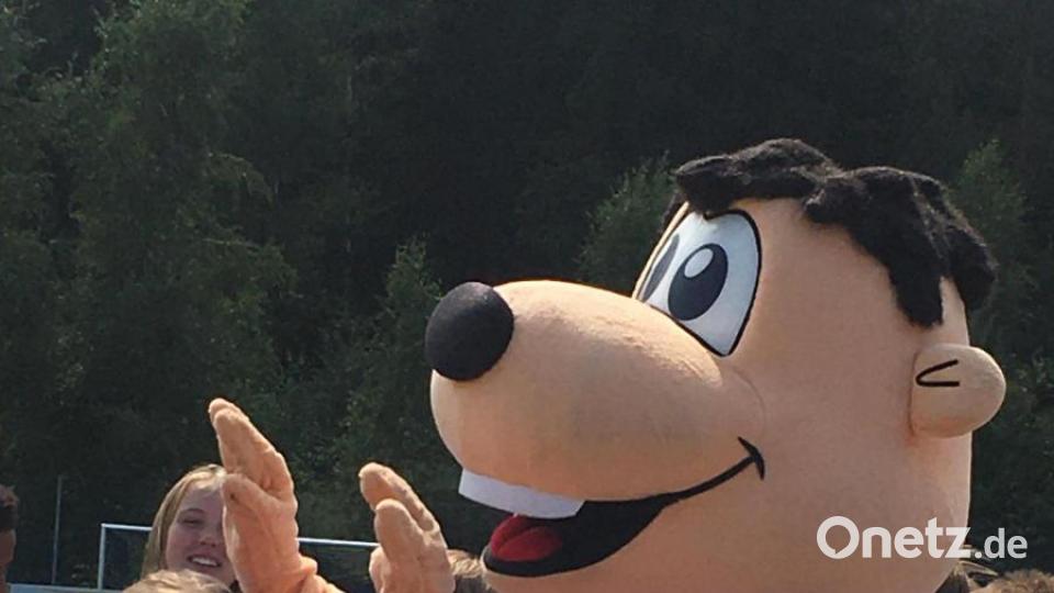 Das Maskottchen des SSV Jahn Regensburg kam extra aus der Domstadt mit angereist Nach der obligatorischen Autogrammstunde stellte sich das Maskottchen beim &quot;Elfer-Schießen&quot; selbstverständlich persönlich ins Tor. Bild: mez