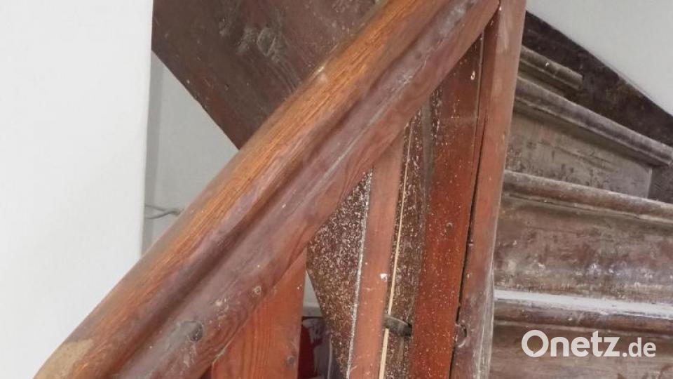 Auch diese schön geschwungene Holztreppe darf bleiben. Bild: bl