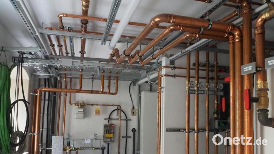 Die komplette Haustechnik wurde in einem einzigen Raum im linken Gebäudeteil untergebracht. Bild: bl